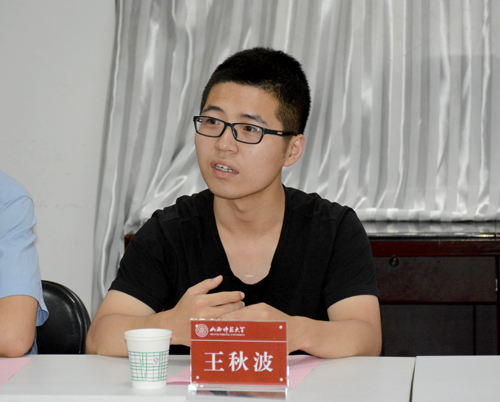 王秋波同学向媒体记者介绍救助老人情况