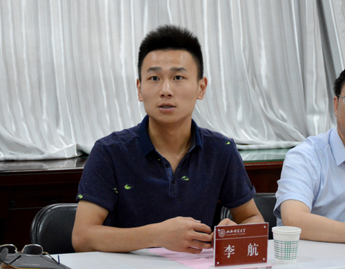 李航同学向媒体记者介绍救助老人情况