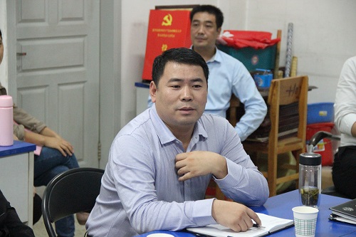 院党委副书记陈向波主持恳谈会